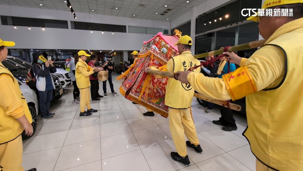 粉紅超跑愛賞車再添一筆　車廠搬家仍五度駐駕