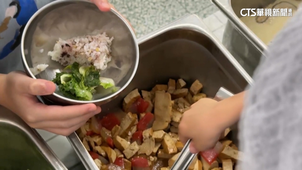 營養午餐臭？學童反映有「柴油味」　業者：　運輸中遭汙染