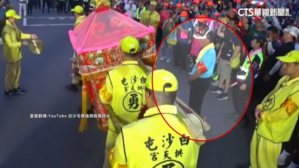 白沙屯媽祖鑾轎旁「紅臂章」轎班是誰？　關鍵路口他都在