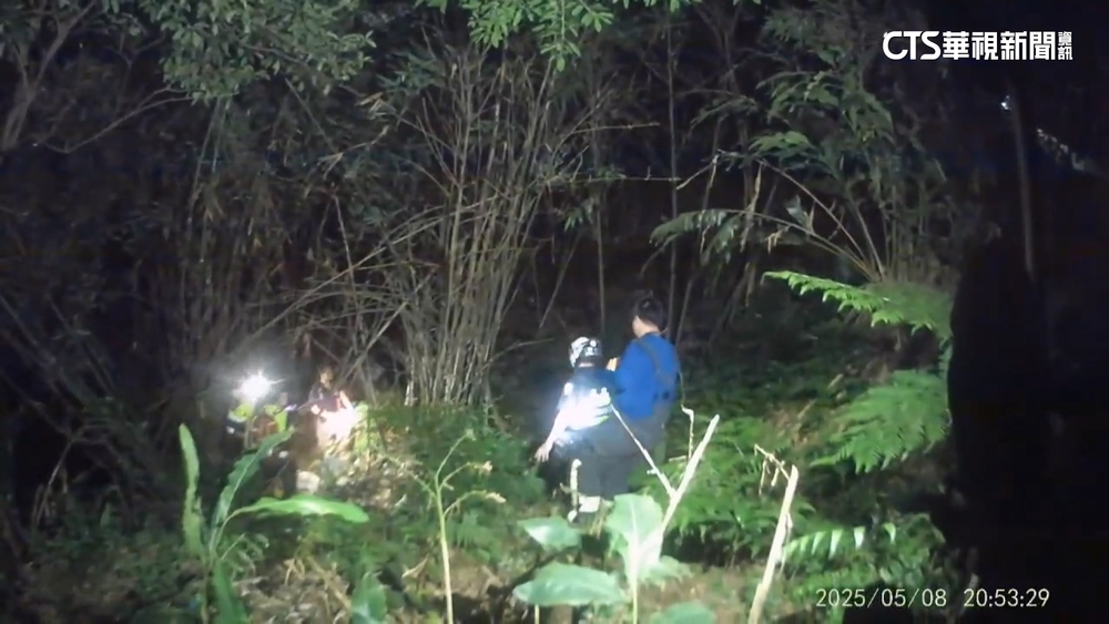 日籍遊客賞景滑落邊坡　夜間警消靠繩索垂降救援