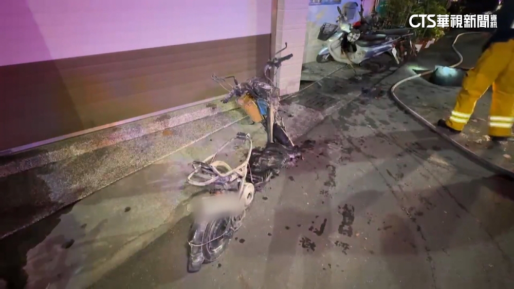 高雄民宅暗夜火　疑電動機車充電起火.燒剩骨架