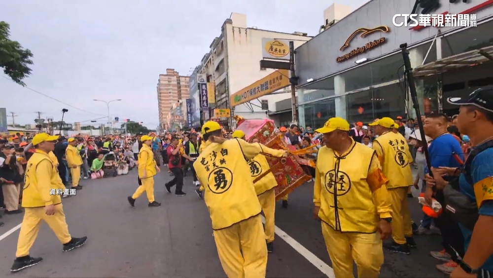 「頭旗車沒走歪」　粉紅超跑又停駕車廠　網笑：該保養了