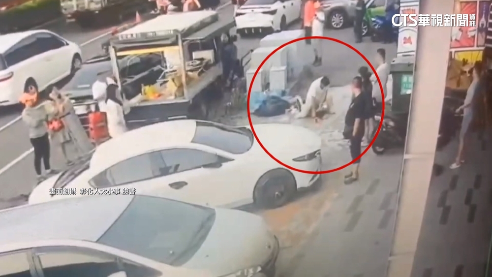 男子發送結緣品.車輛併排影響動線　信眾勸導爆衝突