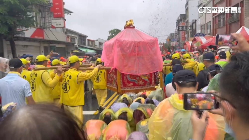 「雨」神同行！　粉紅超跑罩防水布　千里眼.順風耳穿雨衣