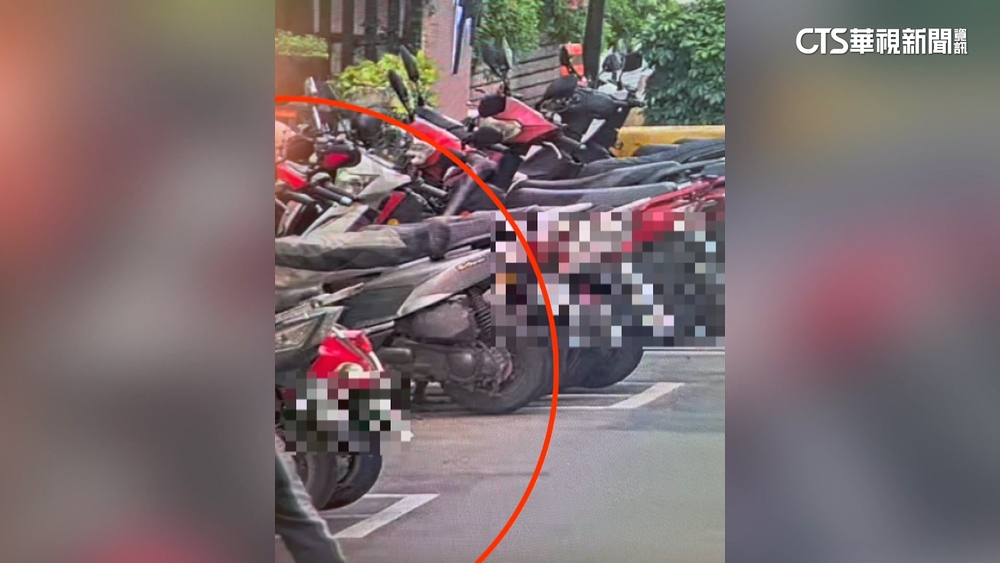 不滿鄰車擠停車格疑「刮傷愛車」　騎士持鐵鎚狂砸送辦