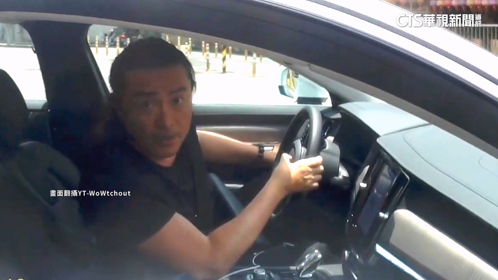 兩車都要轉僵持不下！　藝人李㼈遭控違規還理直氣壯