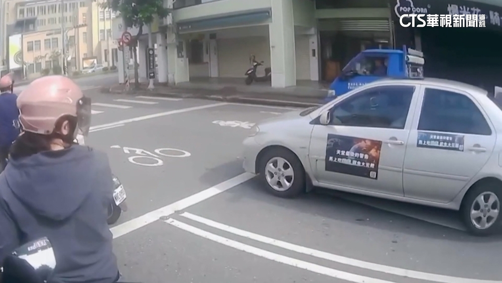 叭！救護車鳴笛路口遭擋　駕駛疑滑手機「擋10秒」挨轟