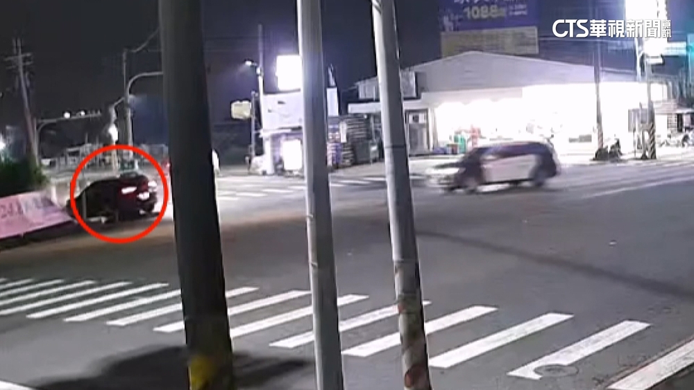 未開大燈不理攔停！駕駛加速逃　撞護欄棄車逃跑