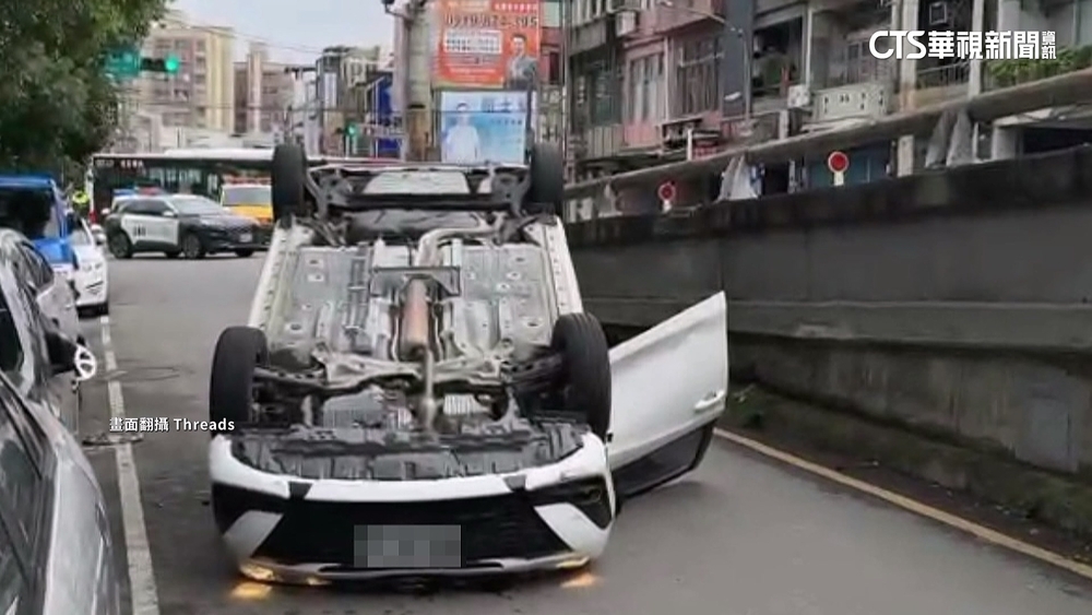 小客車撞2車後「翻肚」　駕駛手腳多處擦傷