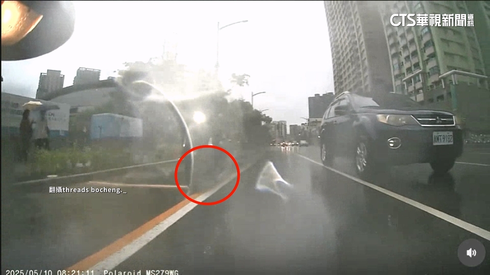 天雨路滑？機車壓標線慘摔　交通局：符合防滑標準