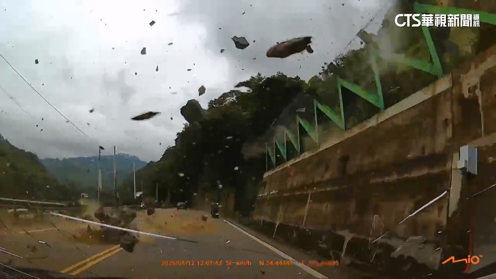 苗栗大湖巨石砸落驚悚曝 駕駛急催油門逃命