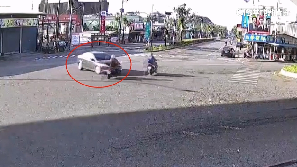小客車撞飛騎士機車噴50M　車上3人鳥獸散逃