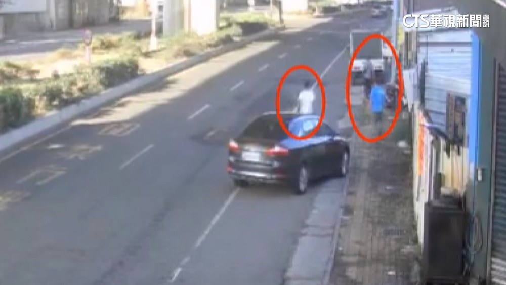 離譜肇逃！　路口撞機車害噴飛　車上「4人全逃了」