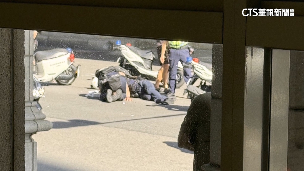 警抓毒品通緝犯　交警助攔檢被同仁撞斷腿