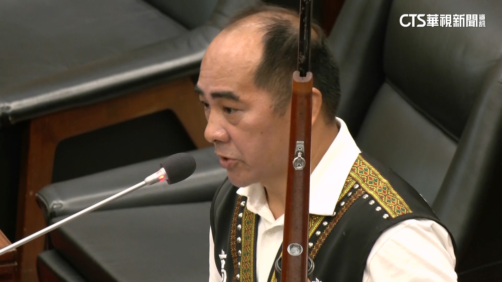 史上頭一遭！　議員持獵槍進議場　議長：捍衛問政權利