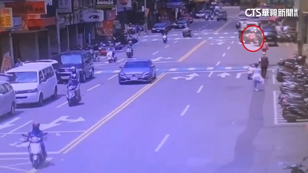 見愛車被拖吊中「急奔攔阻」　女重摔險被輾