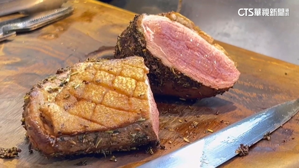 懷疑鴨胸三分熟不能吃　業者：「後熟」後剛剛好