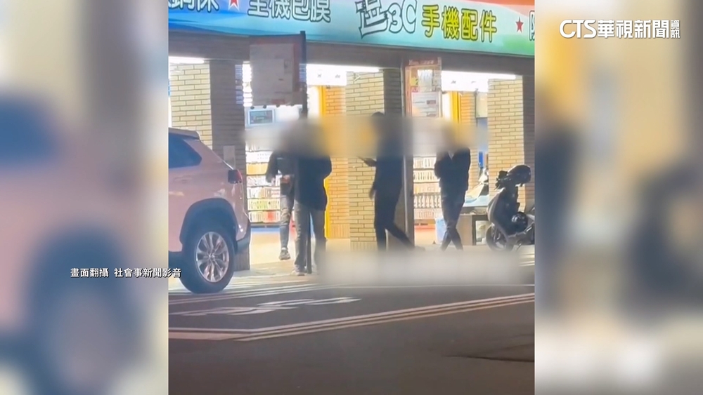 新竹公車站牌遭連根拔起！　4人「當槓鈴玩」挨轟