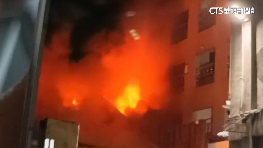 自行車倉庫大火！　450顆鋰電池狂爆炸　花3小時滅火