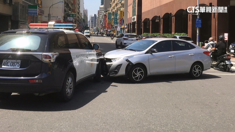 處理完車禍...「警車遭撞」！　逆向肇禍最高罰1800