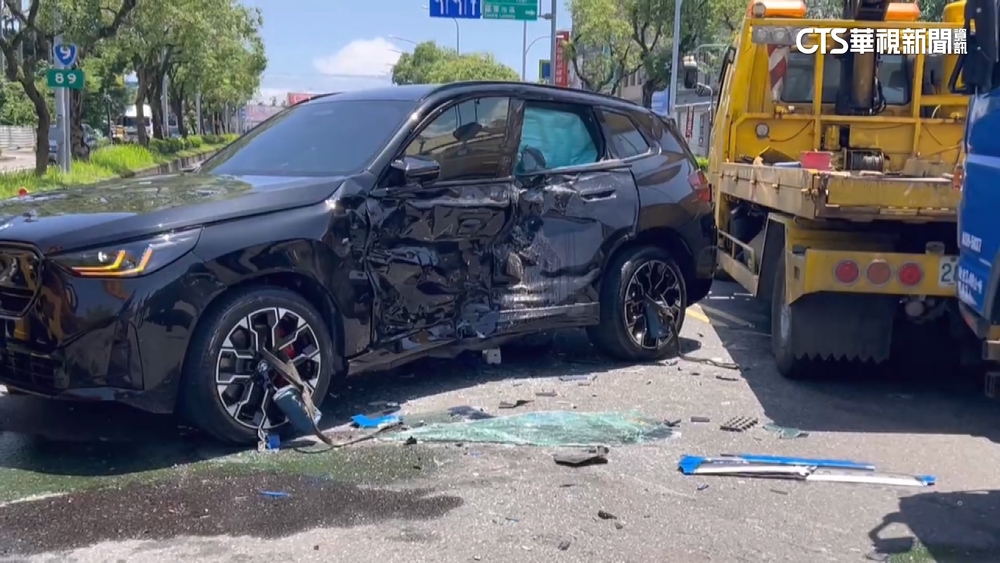 慘！業務交車前開383萬名車幫加油　違規迴轉挨撞