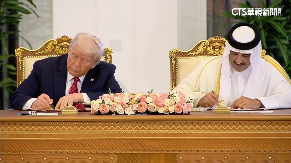 川普造訪卡達　駱駝儀仗隊.特斯拉車隊迎接