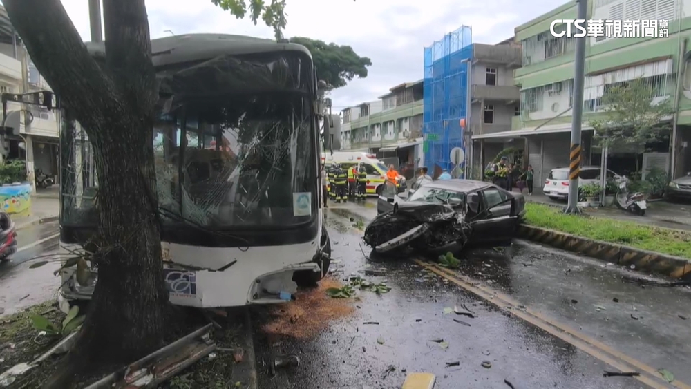 台東綠色隧道重大車禍！　轎車逆撞公車釀3傷駕駛命危