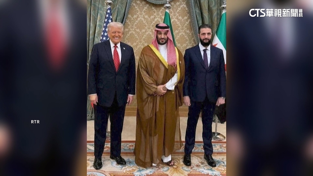 美.敘睽違25年破冰！　川普與敘利亞總統見面握手