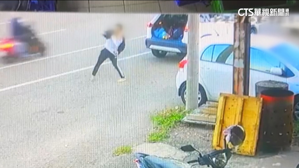 疑三角戀街頭砸車互毆　驚！2童跟爸爸「丟石頭」