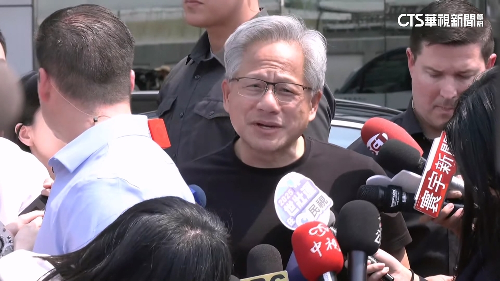 黃仁勳來了！首站先剪髮　今晚與魏哲家共進晚餐