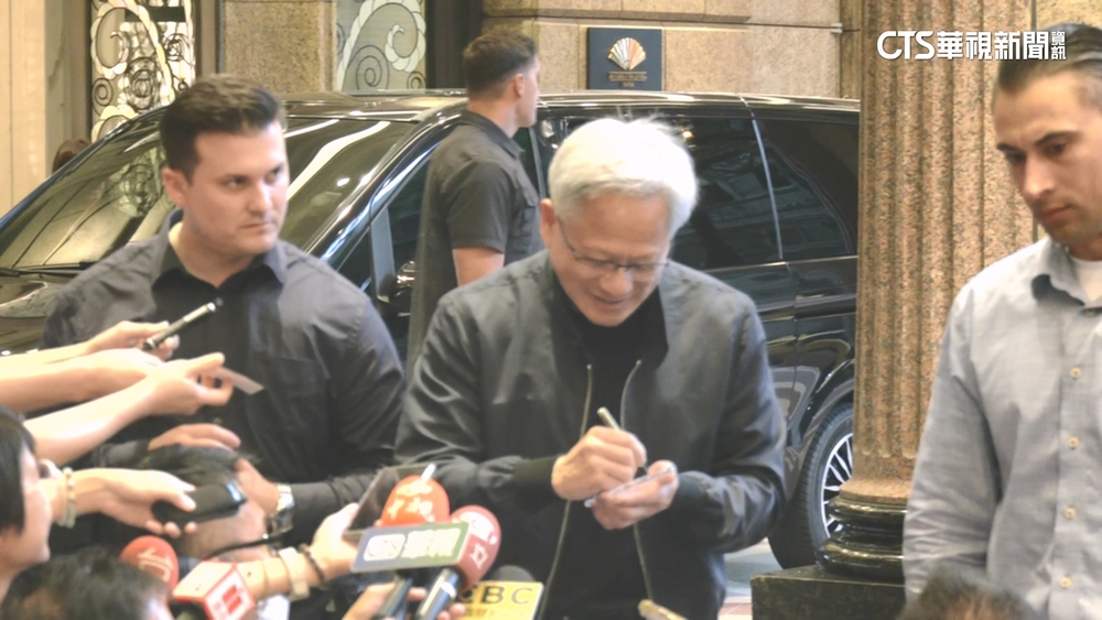 黃仁勳抵台首夜私廚宴請魏哲家　台積電高層也出席