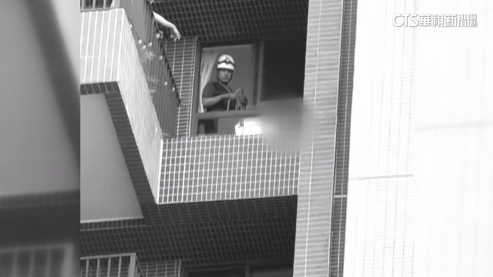 家庭財務爆衝突！　男持利器襲前妻　爬高樓陽台與警對峙