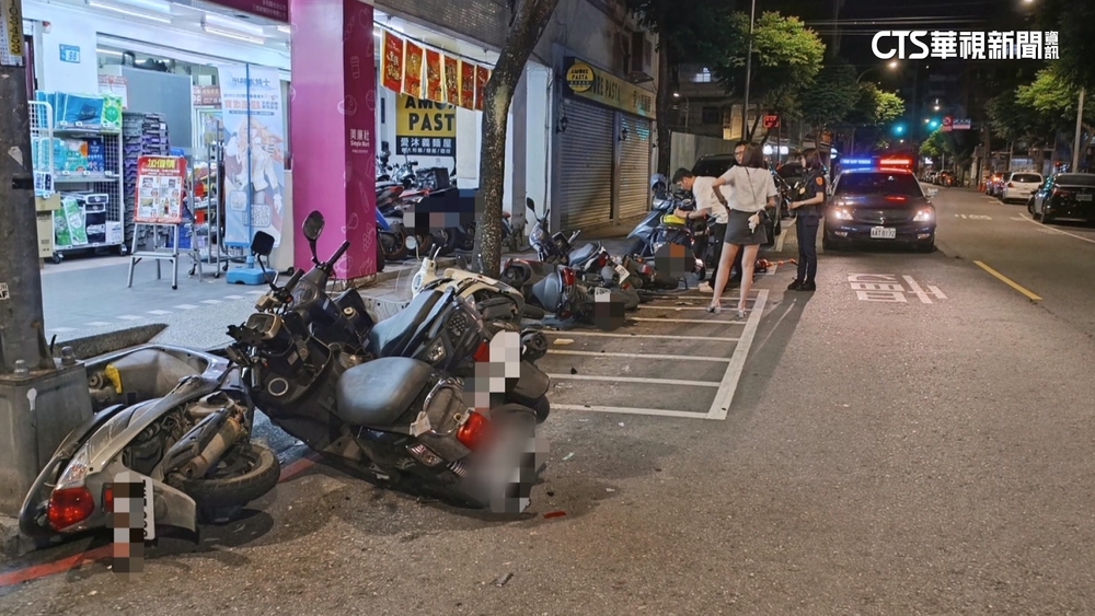 轎車失控撞！　超市前9機車「骨牌倒」　駕駛稱撿物釀禍