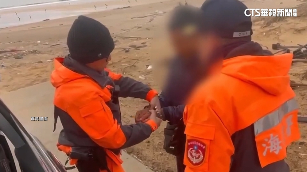 中國籍父子搭橡皮艇偷渡　父遭聲押.兒轉交移民署