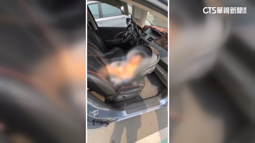 五寶媽帶孩看牙！　獨留嬰車內熱壞爆哭　民眾急幫散熱