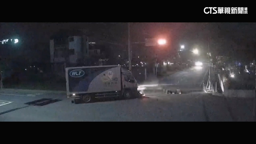 左轉貨車撞直行機車！　騎士摔地　夫死妻重傷