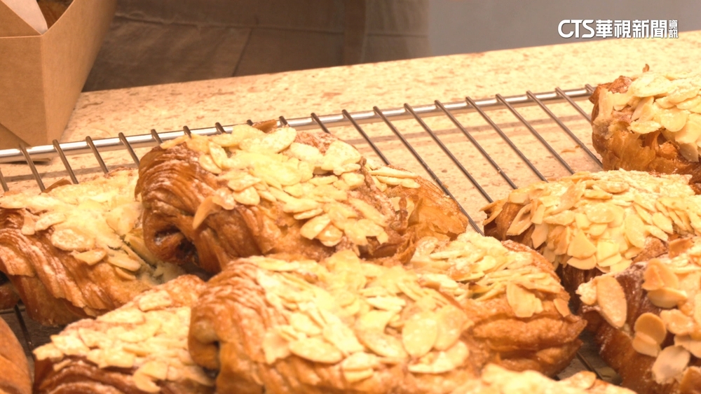 黃仁勳手上神祕禮盒曝光！是最愛的「杏仁可頌」