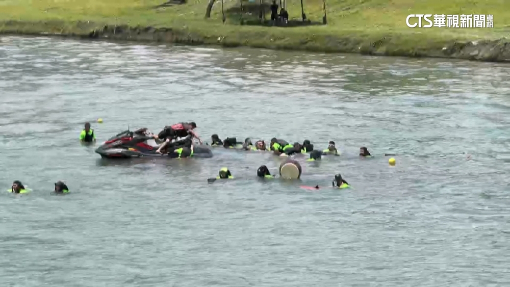 龍舟疑進水變「潛艇」　工作人員急救援幸無礙
