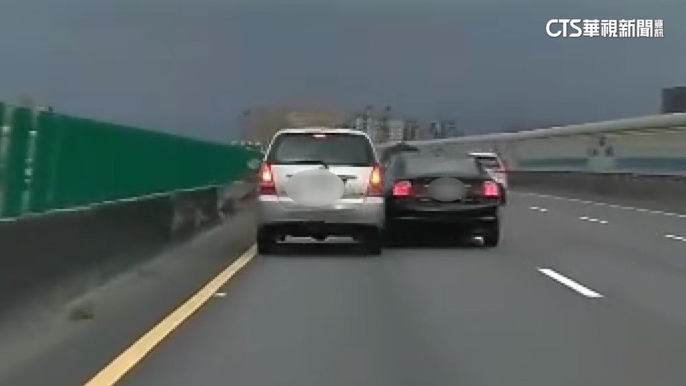 國道鬼切！　黑色轎車快速變換車道致擦撞　警：未獲報