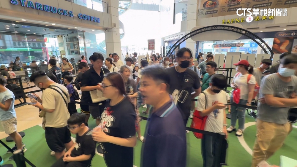 寶可夢玩家假日清早搶排機台　打積分賽拿珍稀卡