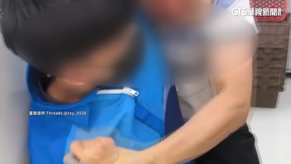 大暴走！　給1元硬幣繳費遭拒　男怒毆超商店員