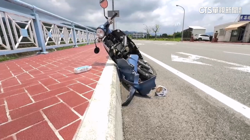 17歲少年無照騎車載女友　路口闖紅燈2車3人撞飛