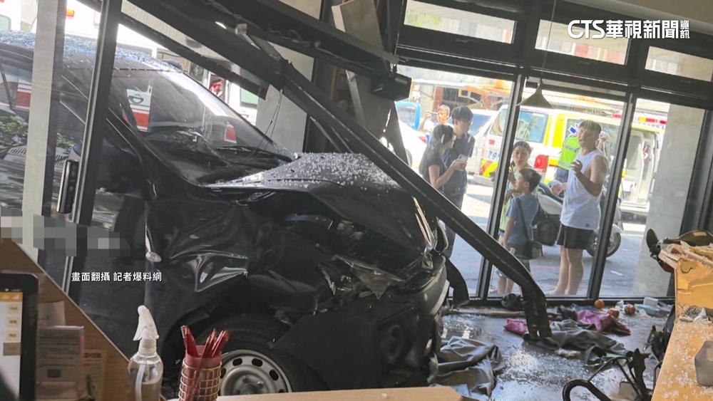廂型車衝撞早午餐店！　車頭卡門口　多名客人傷