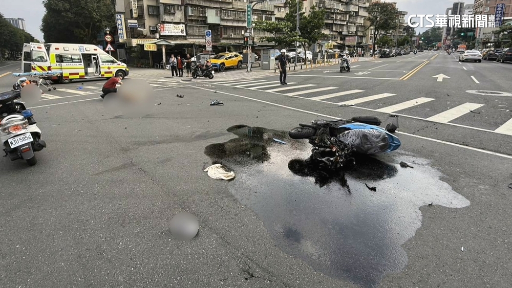 轎車轉彎未禮讓！　機車遭撞噴飛　夫骨折妻擦挫傷