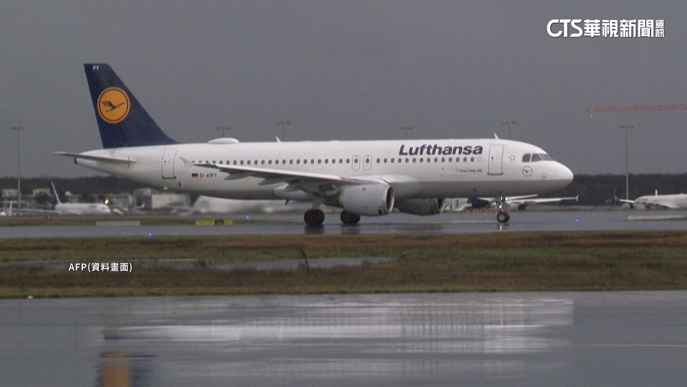 機長上廁所.副機師暈倒　漢莎航班「無人駕駛」10分鐘