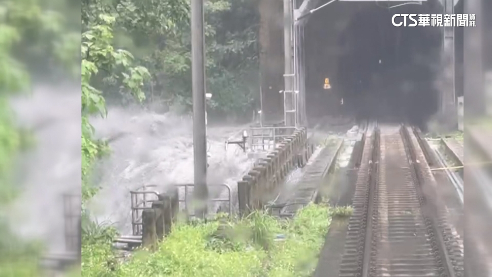 雨炸花蓮土石流淹鐵軌！　自強號驚險「倒車」北迴中斷