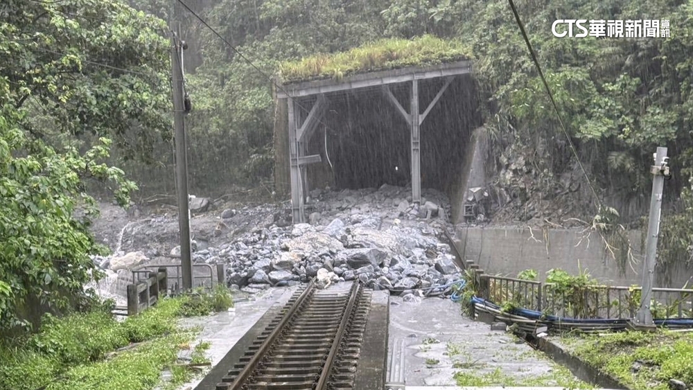 雨炸花蓮土石流淹鐵軌！　民眾一度困列車「沒電沒空調」