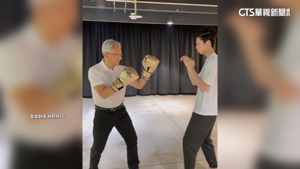 有趣互動！　黃仁勳問羽球爺長壽祕訣　與林郁婷小過招