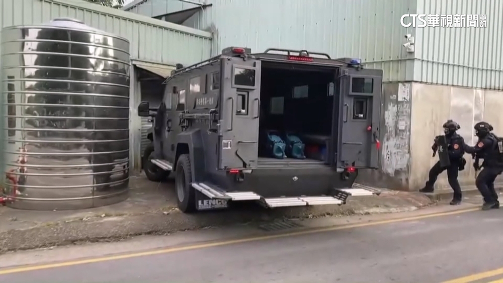 製毒廠藏身山區鐵皮屋　警出動裝甲車攻堅