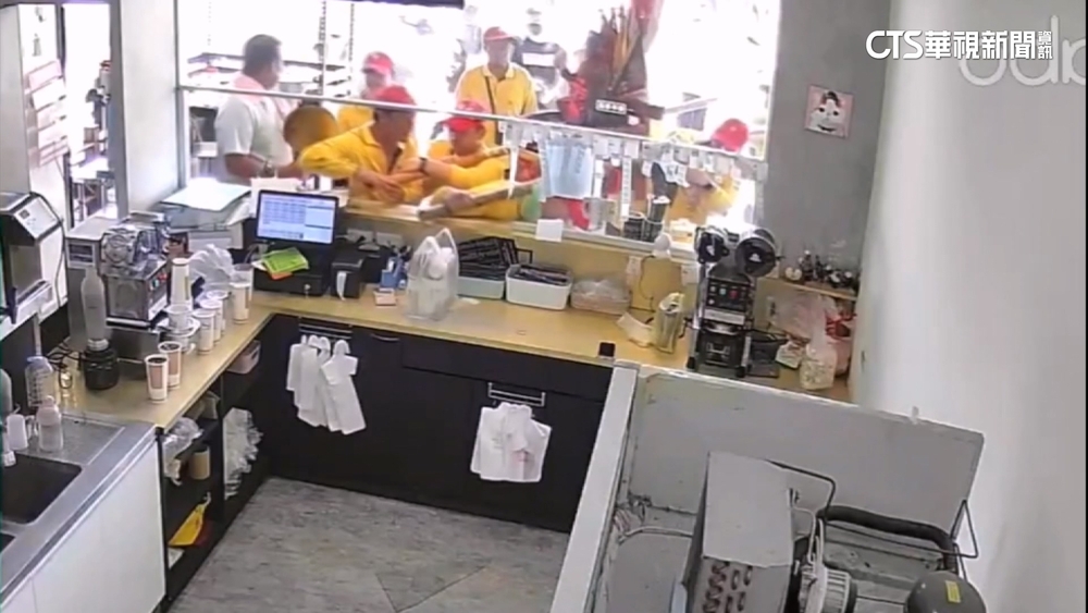 神轎遶境撞破玻璃衝進飲料店　業者喊欣喜